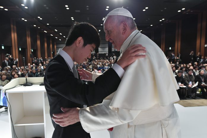 El Papa Francisco con uno de los jóvenes afectados en las últimas catástrofes nucleares del 2011 en Japón.