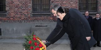 Felipe VI y Letizia durante la ofrenda floral en el Muro de la Muerte. Foto: Casa Real.