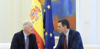 Pedro Sánchez, junto al jefe de la Unión Europea para el "Brexit", Michel Barnier, en La Moncloa. Foto: La Moncloa.