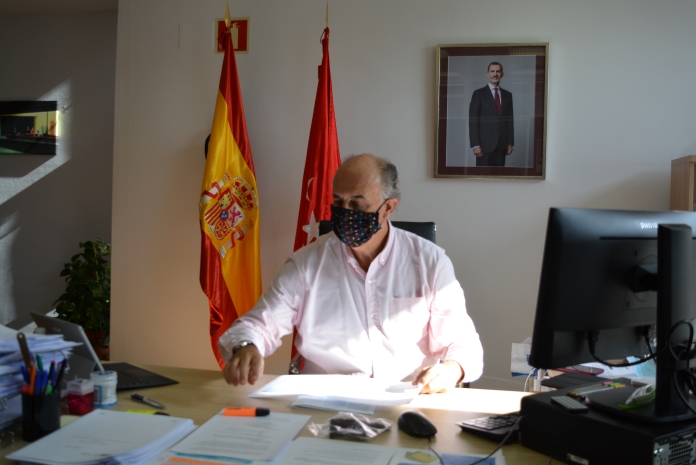 Antonio Zapatero, en su despacho durante la entrevista. Foto: Eva Mallo.