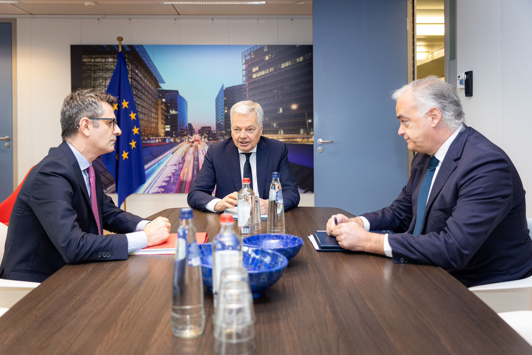 Bolaños (i) y González Pons (d) negocian bajo la mediación de Reynders. @Dreynders.