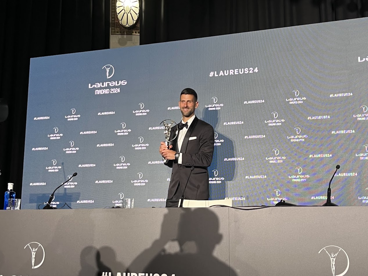 Novak Djokovic posando en rueda de prensa con su premio.