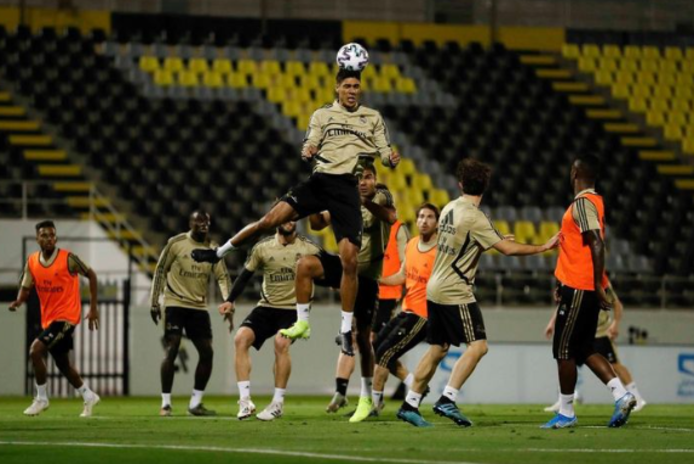 Varane rematando de cabeza.