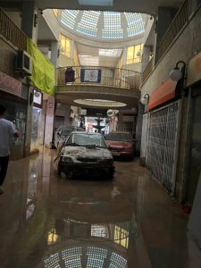 Coches destrozados dentro de un centro comercial | Foto: @claaudiiaa020