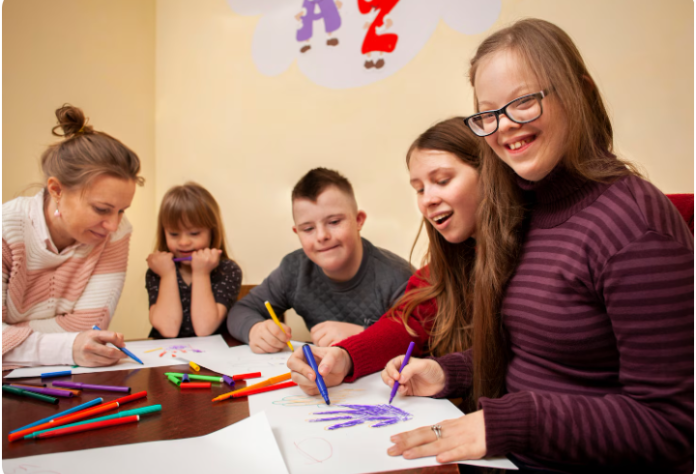 Foto niños dibujando