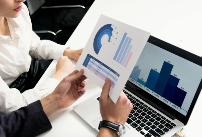 Empresarios viendo unos gráficos