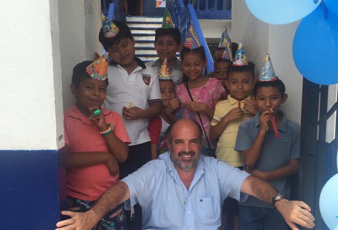 Jorge Ocaranza con algunos alumnos de Casita para Niños