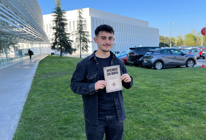 Jorge Burillo posando con su nuevo libro