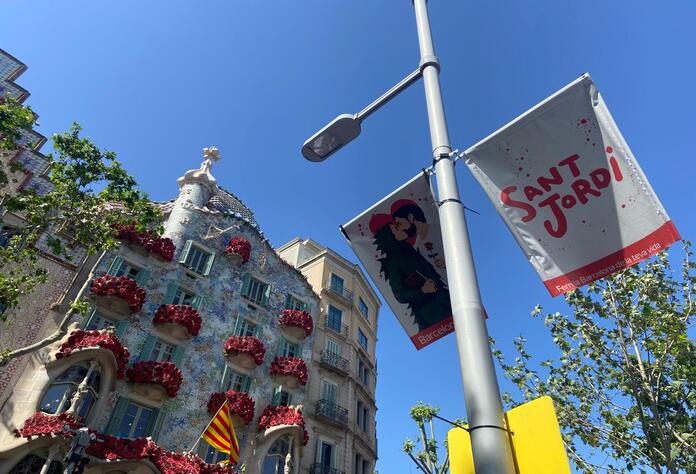 Casa Batlló junto a un cartel de la Diada de Sant Jordi (Fuente: Clara Guerra)